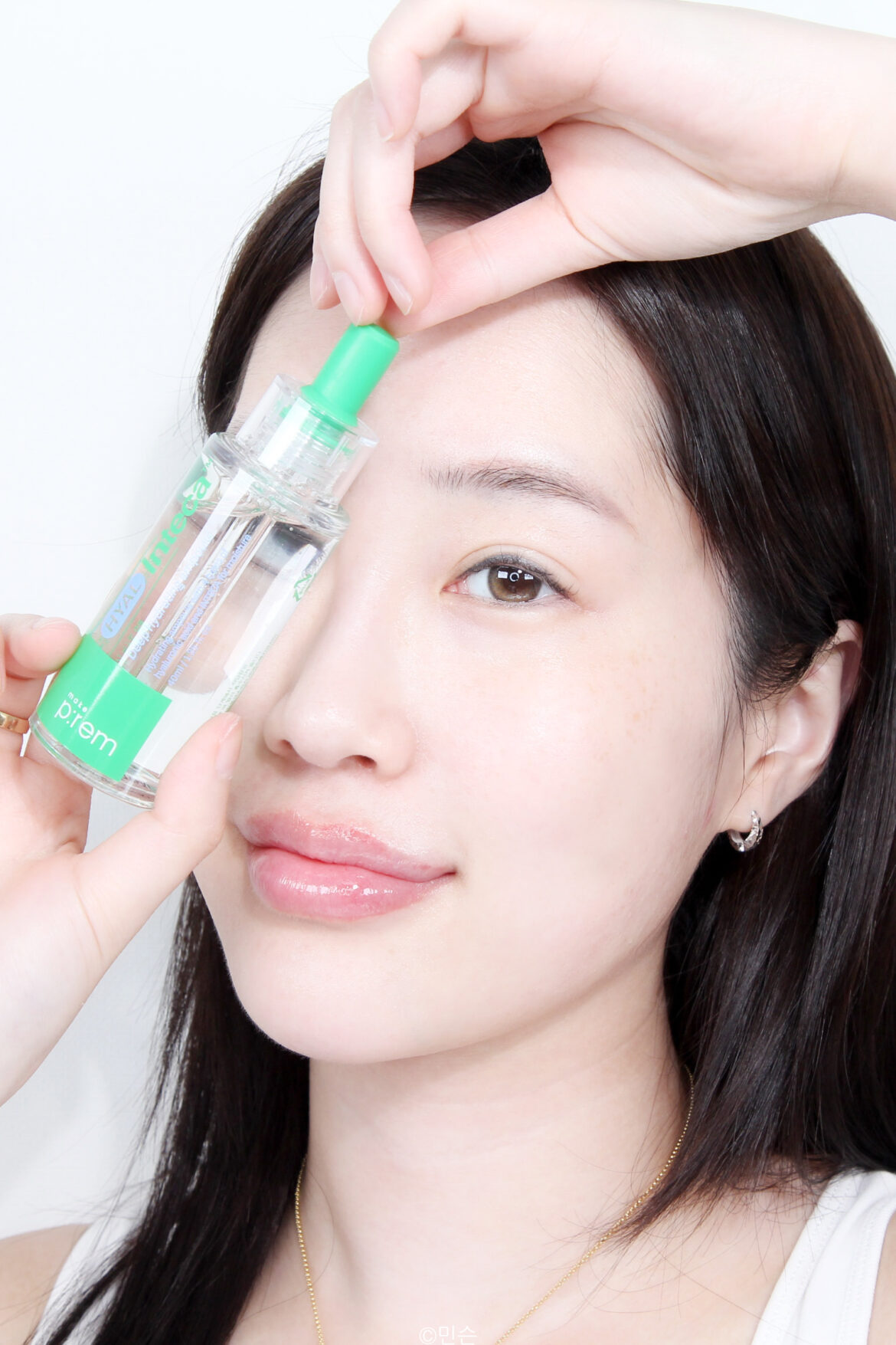 make-prem-inteka-ampoule-in-face